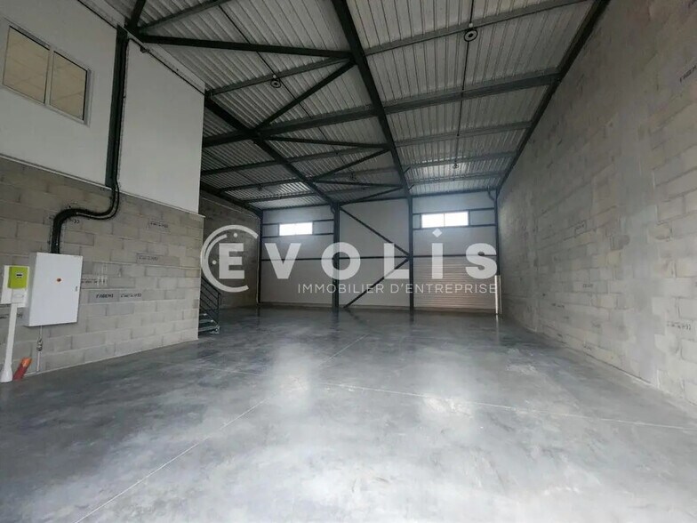 2 Rue Augustin Fresnel, Chassieu à louer - Photo de l’immeuble – Image 3 sur 20