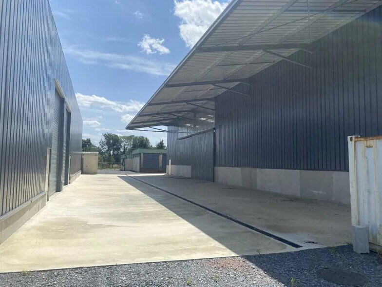 Local d’activités dans Tilly-sur-Seulles à louer - Photo de l’immeuble – Image 3 sur 14