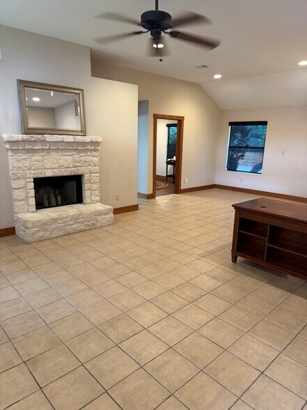 2440 E Highway 290, Dripping Springs, TX à louer - Photo de l’immeuble – Image 3 sur 7