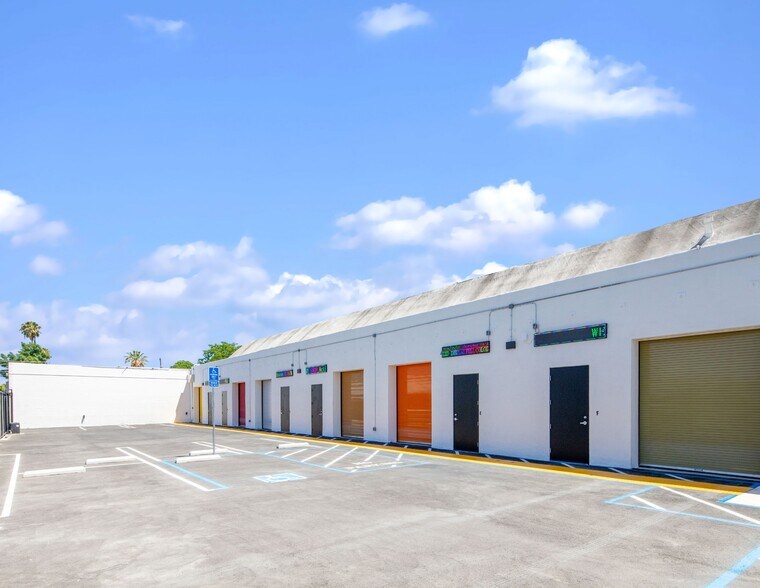 7050 Deering Ave, Canoga Park, CA à louer - Photo de l’immeuble – Image 2 sur 7