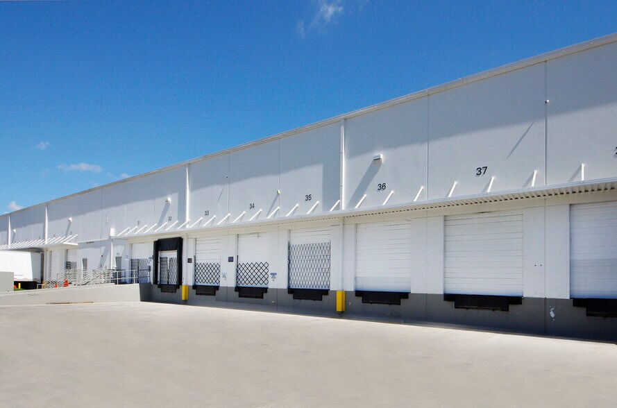 8501 NW 17th St, Miami, FL à louer - Photo de l’immeuble – Image 2 sur 5