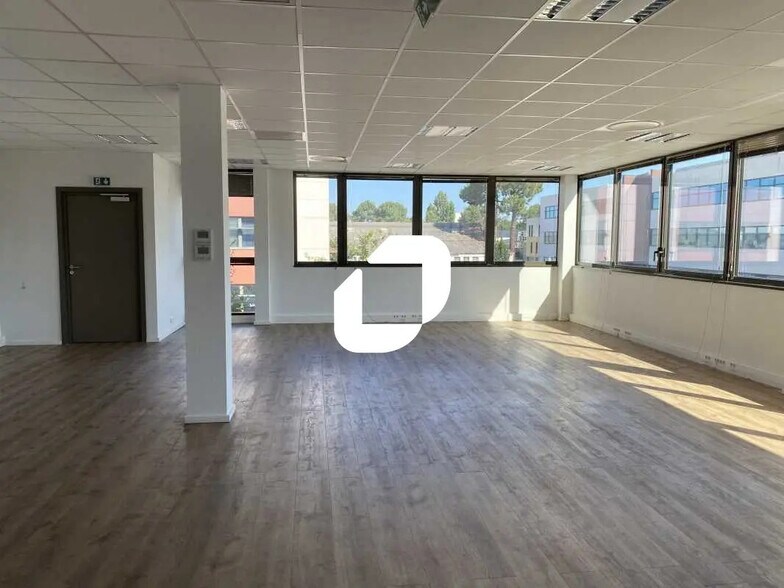 Bureau dans Pessac à louer - Photo de l’immeuble – Image 1 sur 13