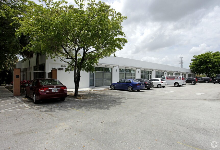 4300 SW 73rd Ave, Miami, FL à louer - Photo de l’immeuble – Image 1 sur 25