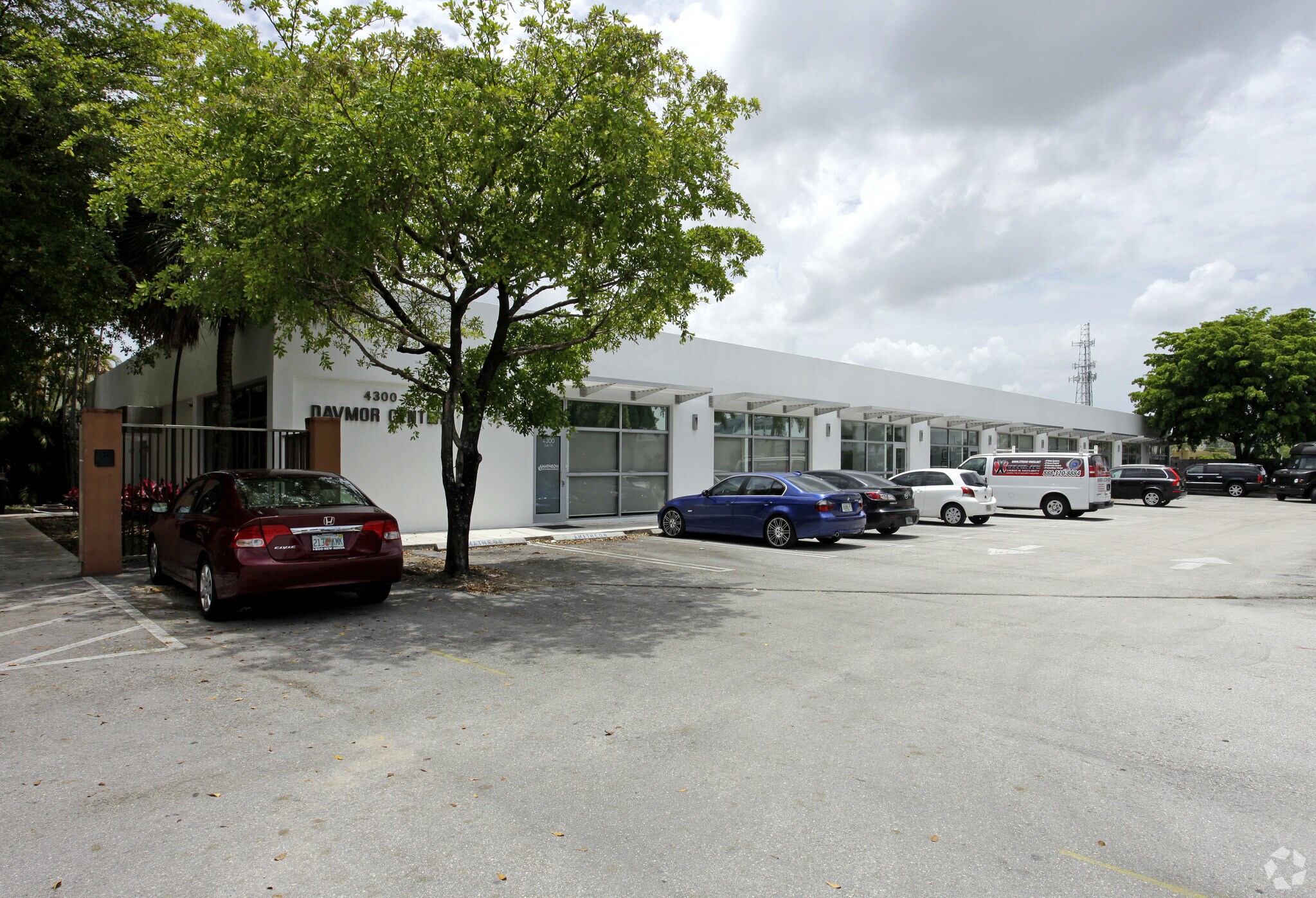 4300 SW 73rd Ave, Miami, FL à louer Photo de l’immeuble– Image 1 sur 26