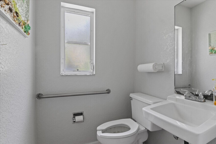 340 Tamiami Trl, Port Charlotte, FL à louer - Photo intérieure – Image 3 sur 7