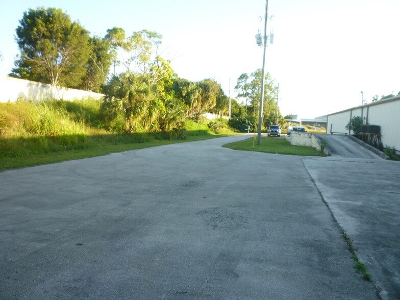 10980 Enterprise Ave, Bonita Springs, FL à louer - Photo de l’immeuble – Image 3 sur 54