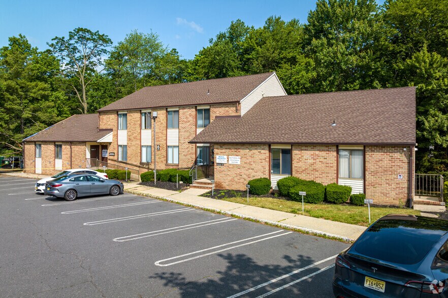 4-6 Cornwall Ct, East Brunswick, NJ à vendre - Photo de l’immeuble – Image 2 sur 31