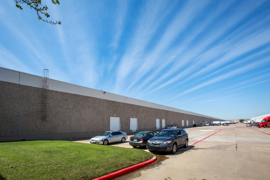2130-2160 French Settlement Rd, Dallas, TX à louer - Photo de l’immeuble – Image 2 sur 5