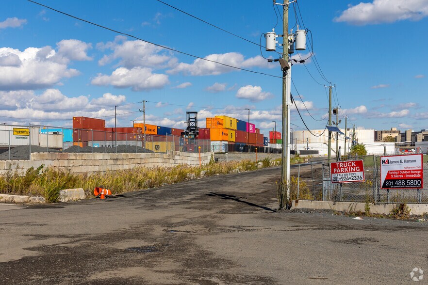 921 Delancy St, Newark, NJ à louer - Photo de l’immeuble – Image 3 sur 15