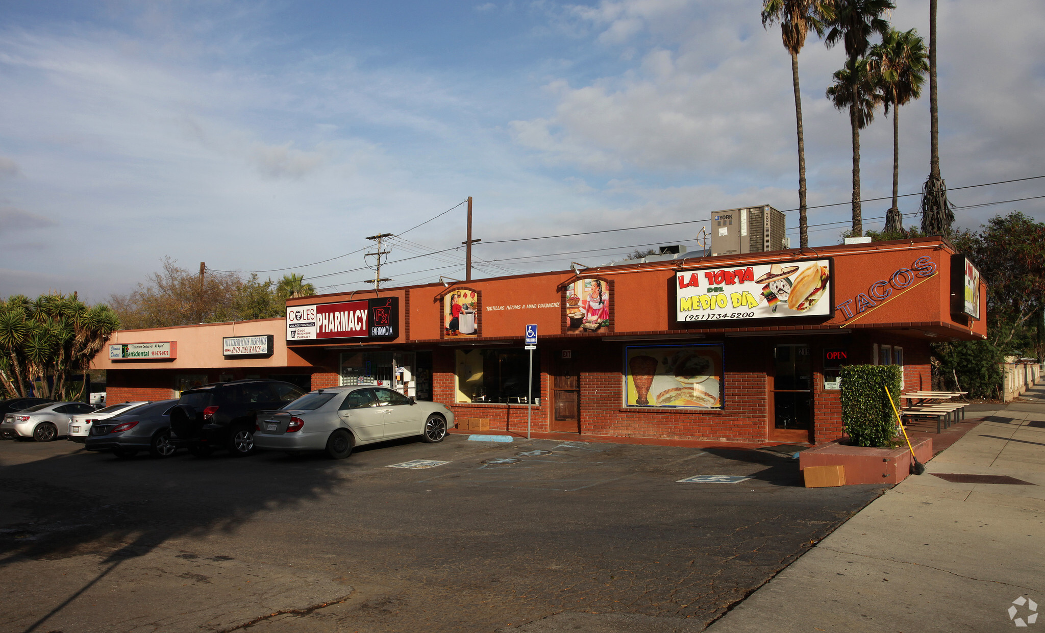 221-225 E 3rd St, Corona, CA à louer Photo principale– Image 1 sur 3