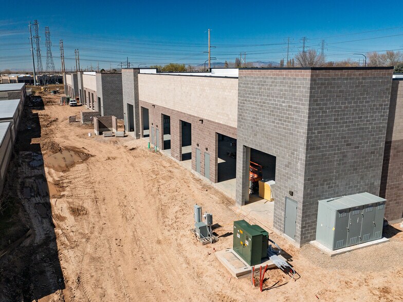 1088 West 350 South, Syracuse, UT à louer - Photo de l’immeuble – Image 1 sur 27