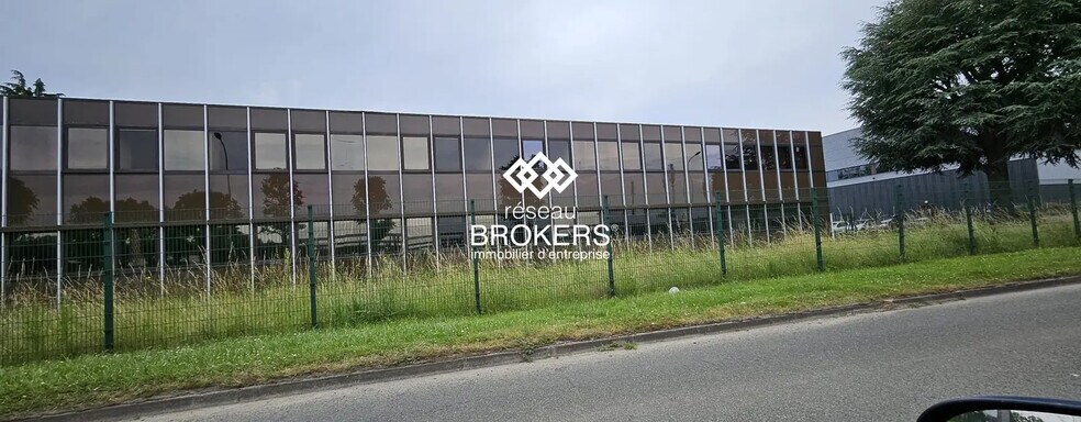 Local d'activités dans Plaisir à vendre - Photo de l’immeuble – Image 1 sur 5