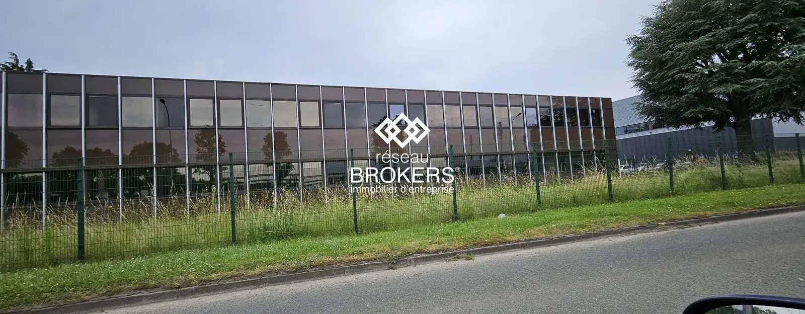 Local d'activités dans Plaisir à vendre Photo de l’immeuble– Image 1 sur 6