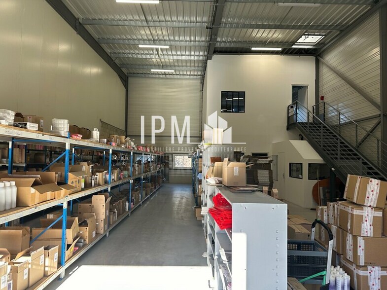 Local d’activités dans Aubagne à louer - Photo principale – Image 1 sur 5