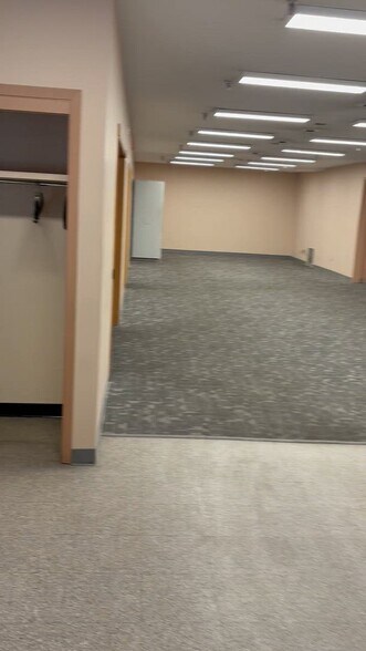 8520 106A Ave NW, Edmonton, AB à louer - Vidéo sur l’annonce professionnelle – Image 3 sur 23