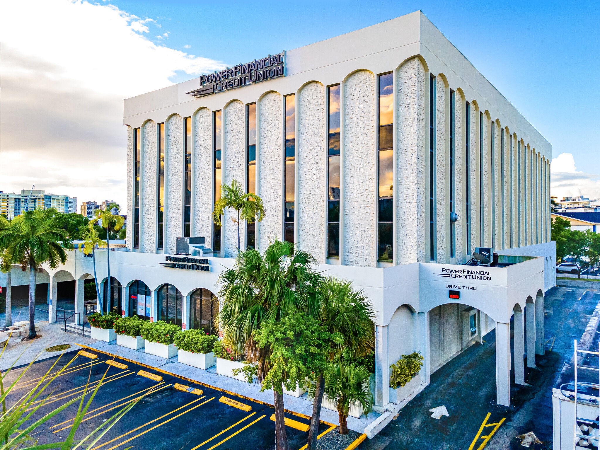 2100 E Hallandale Beach Blvd, Hallandale Beach, FL à louer Photo de l’immeuble– Image 1 sur 13