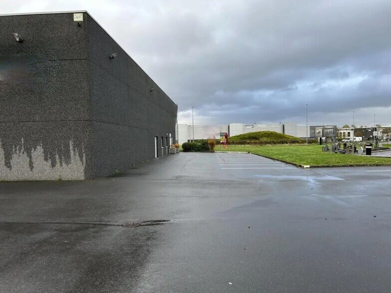 Local d’activités dans Hallennes-lez-Haubourdin à louer - Photo de l’immeuble – Image 2 sur 8