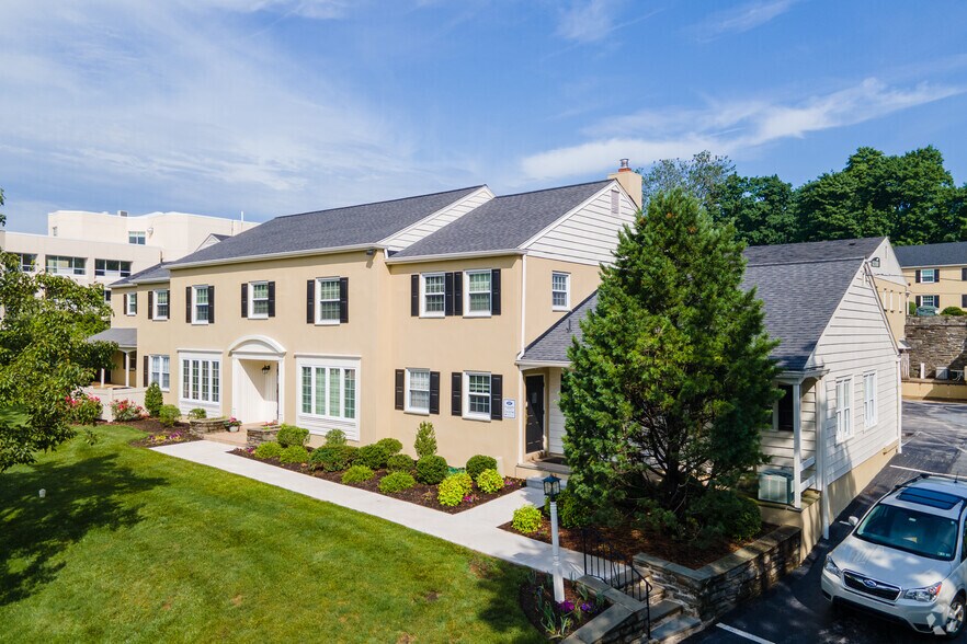 237 W Lancaster Ave, Devon, PA à louer - Photo de l’immeuble – Image 2 sur 11
