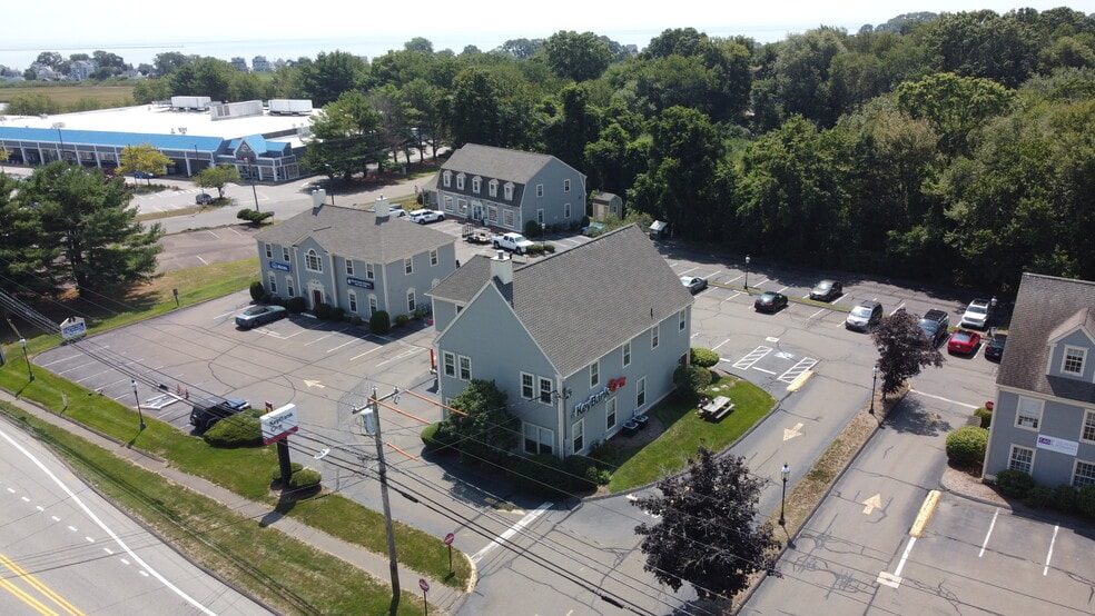 250-252 East Main portefeuille de 2 biens à vendre sur LoopNet.fr - Photo de l’immeuble – Image 3 sur 15