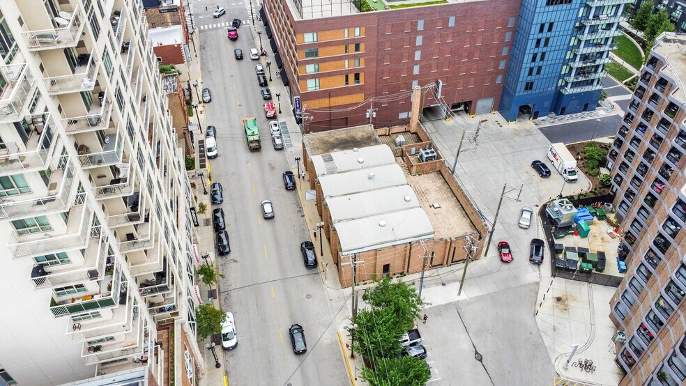 225 W Division St, Chicago, IL à vendre - Photo de l’immeuble – Image 3 sur 10