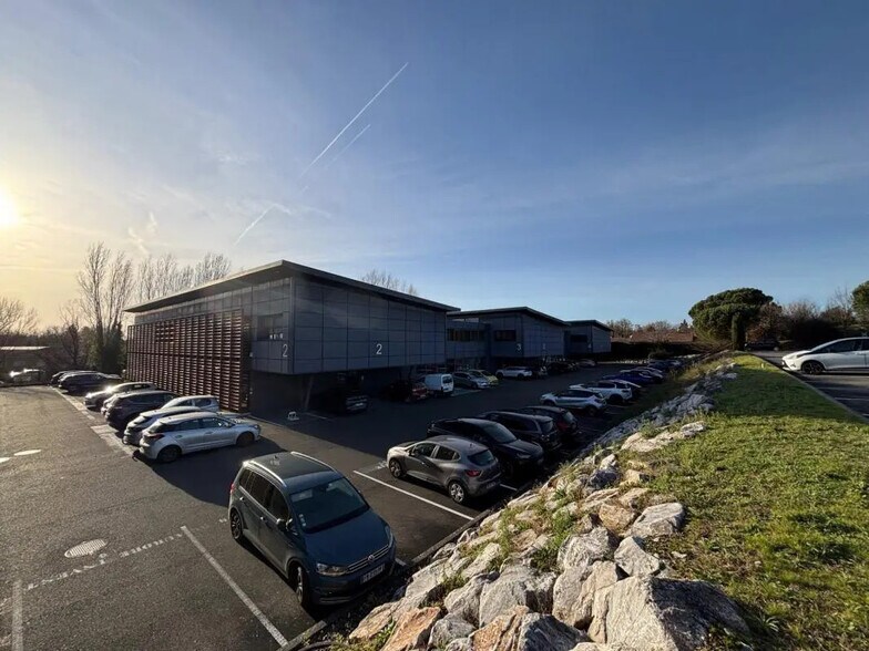 Bureau dans Saint-Jean à louer - Photo de l’immeuble – Image 1 sur 34