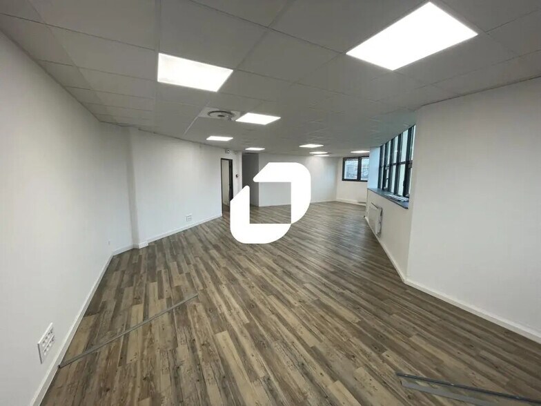 Bureau dans Reims à louer - Photo de l’immeuble – Image 3 sur 13