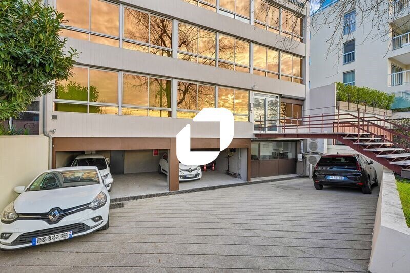 Bureau dans Courbevoie à vendre - Photo de l’immeuble – Image 3 sur 14