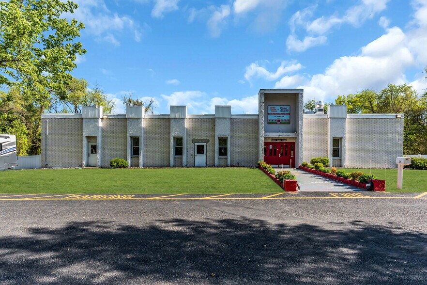 321 W Farms Rd, Farmingdale, NJ à vendre - Photo de l’immeuble – Image 2 sur 24
