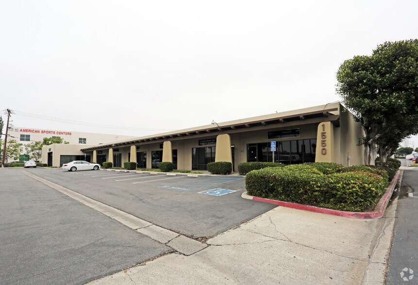 1550 S Anaheim Blvd, Anaheim, CA à louer - Photo de l’immeuble – Image 2 sur 7