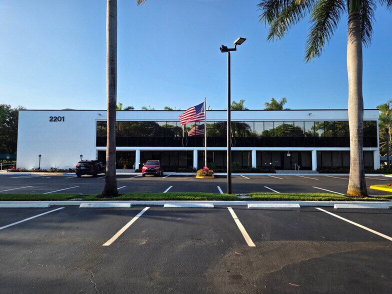 2201 NW Corporate Blvd, Boca Raton, FL à louer - Photo de l’immeuble – Image 3 sur 20