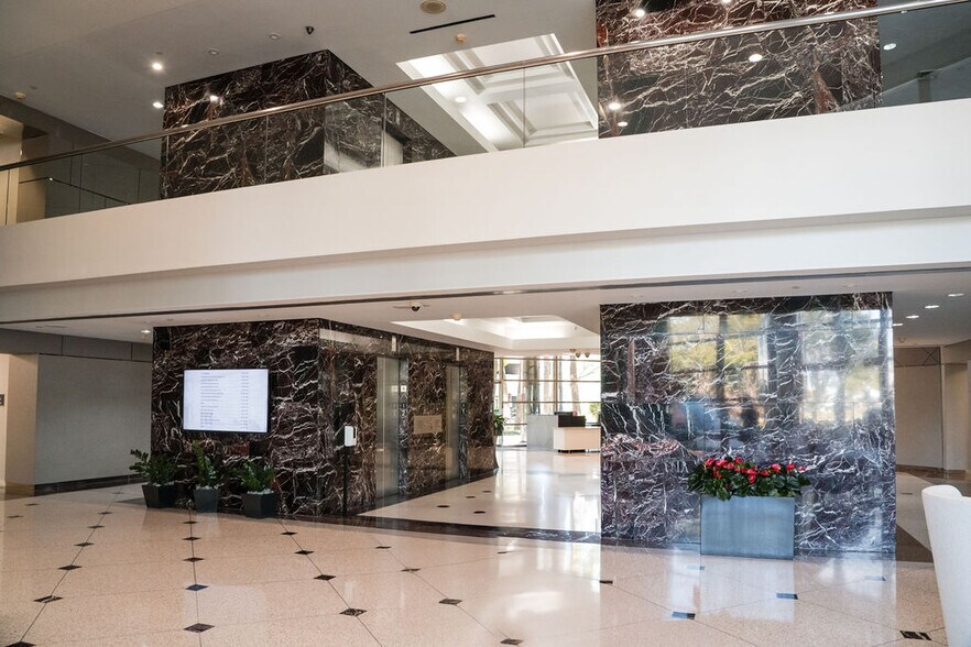 15710 John F Kennedy Blvd, Houston, TX à louer - Photo de l’immeuble – Image 3 sur 13