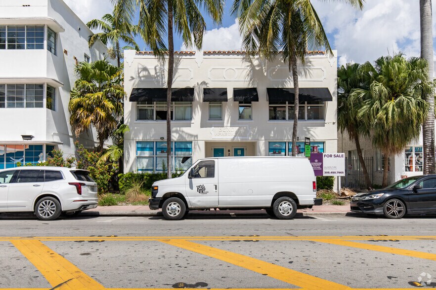 826 Collins Ave, Miami Beach, FL à louer - Photo de l’immeuble – Image 2 sur 15