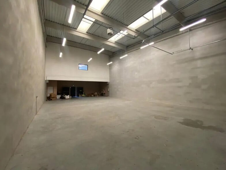 Local d’activités dans Saint-Quentin-Fallavier à louer - Photo de l’immeuble – Image 3 sur 9