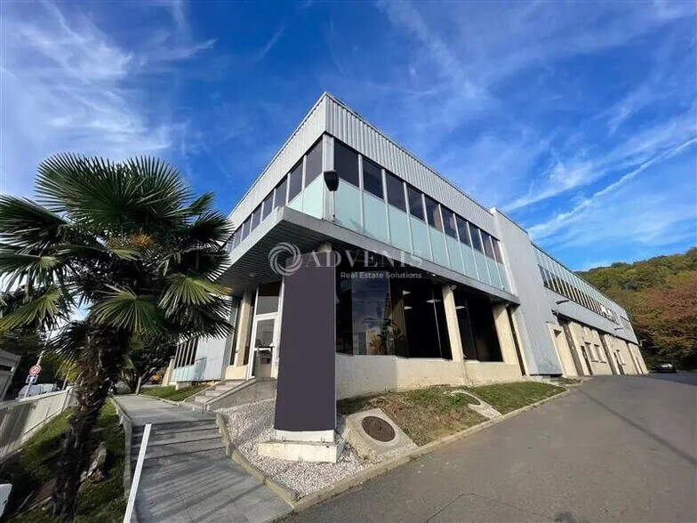 Local d’activités dans Neuilly-sur-Marne à louer - Photo de l’immeuble – Image 1 sur 12