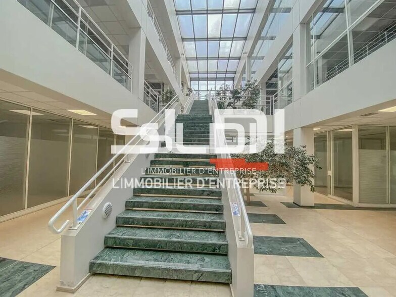 Bureau dans Bron à louer - Photo intérieure – Image 2 sur 8