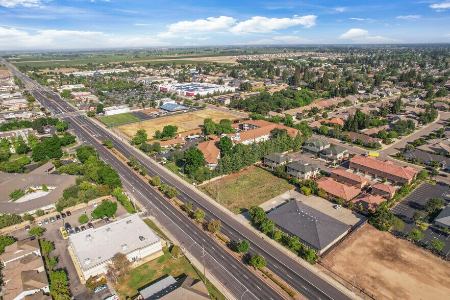 2115 W Kettleman Ln, Lodi, CA à vendre - Photo de l’immeuble – Image 3 sur 11