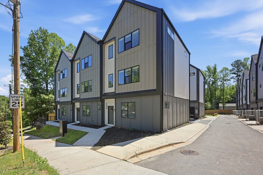 3428 Brookshire Blvd, Charlotte, NC à vendre - Photo de l’immeuble – Image 3 sur 18