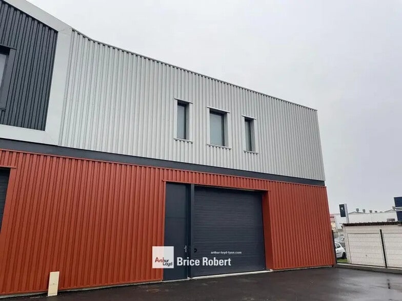 Local d'activités dans Pont-de-Chéruy à vendre - Photo de l’immeuble – Image 3 sur 4