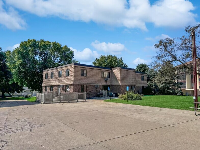 107 - 111 Dorothy St, Fairmont, MN à vendre - Photo de l’immeuble – Image 2 sur 43