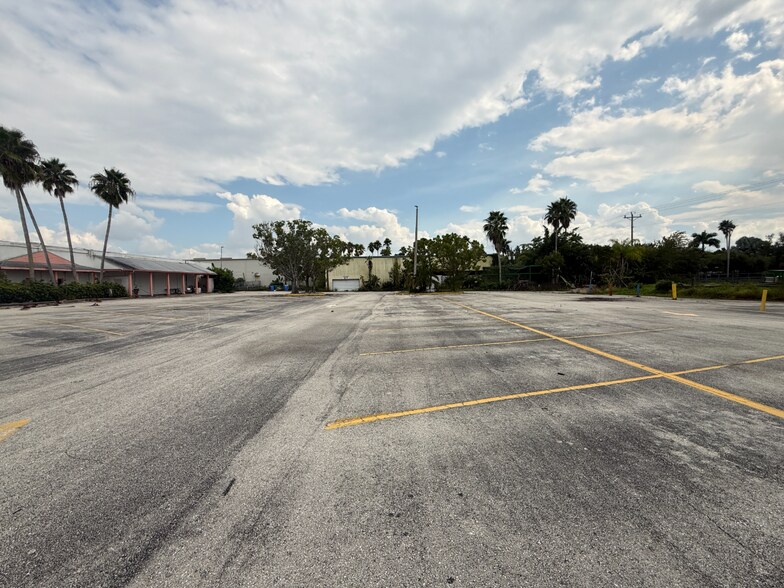 2787 N Tamiami Trl, North Fort Myers, FL à louer - Photo de l’immeuble – Image 2 sur 4