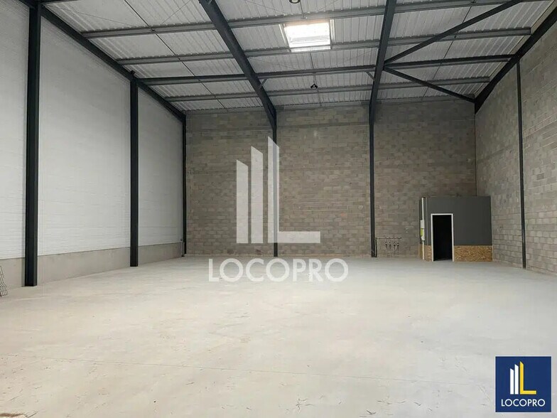 535 Avenue De Berlin, Signes à louer - Photo de l’immeuble – Image 1 sur 6