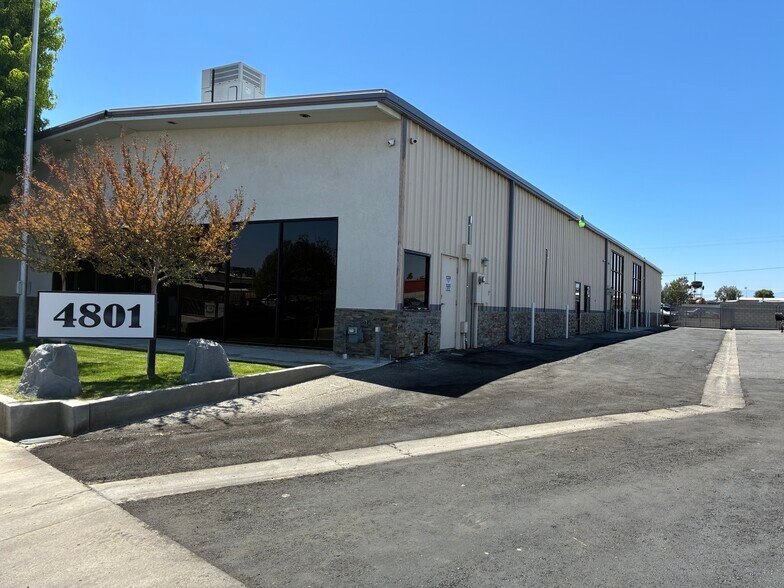4801 District Blvd, Bakersfield, CA à louer - Photo de l’immeuble – Image 2 sur 8