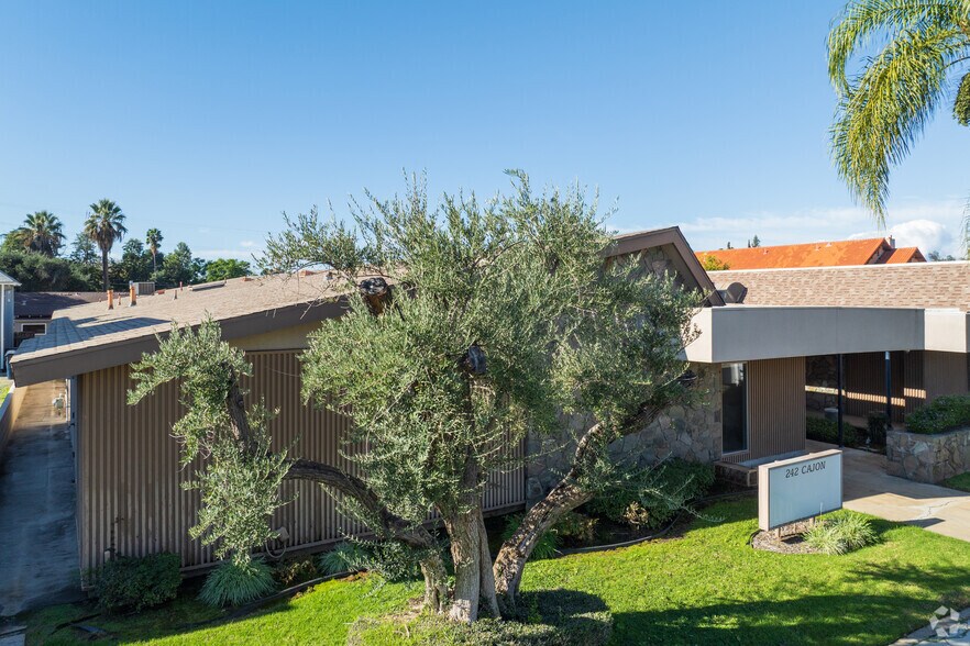 242 Cajon St, Redlands, CA à vendre - Photo principale – Image 1 sur 4