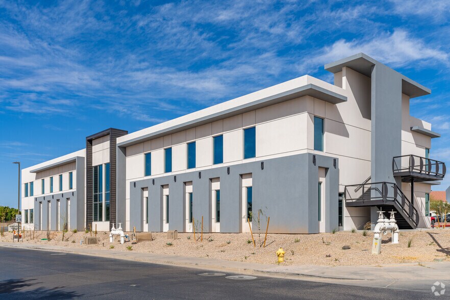 13980 W Avalon Dr, Goodyear, AZ à louer - Photo de l’immeuble – Image 2 sur 12