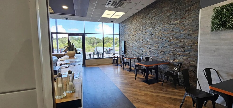 Local d’activités dans Méru à louer - Photo de l’immeuble – Image 3 sur 12