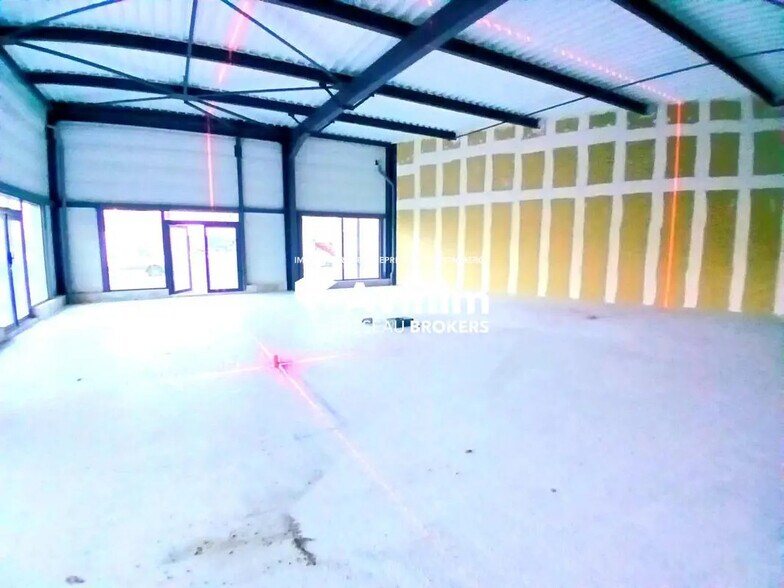 Local commercial dans Saint-Jean-de-la-Ruelle à louer - Photo de l’immeuble – Image 1 sur 4