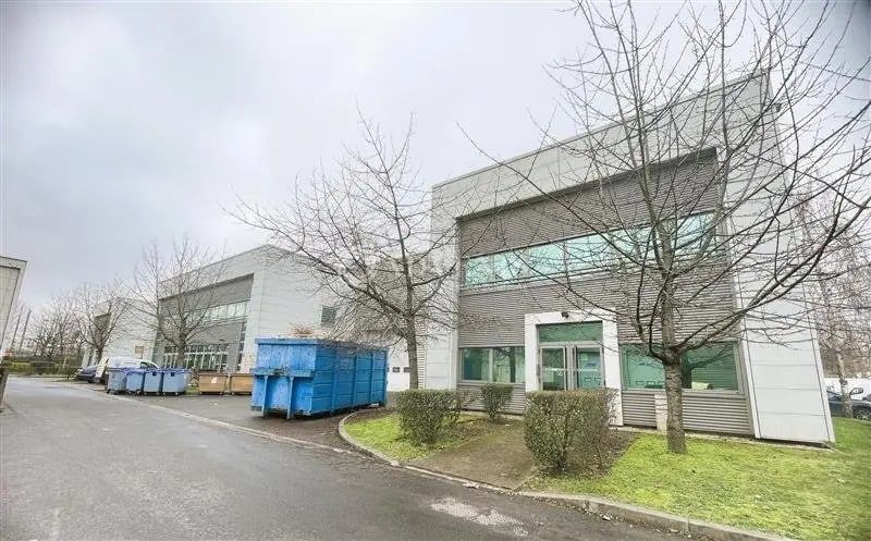 Local d’activités dans Le Bourget à louer - Photo de l’immeuble – Image 1 sur 9