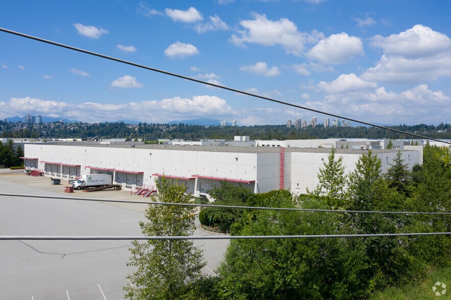 8131 Wiggins St, Burnaby, BC à louer - Photo de l’immeuble – Image 2 sur 4