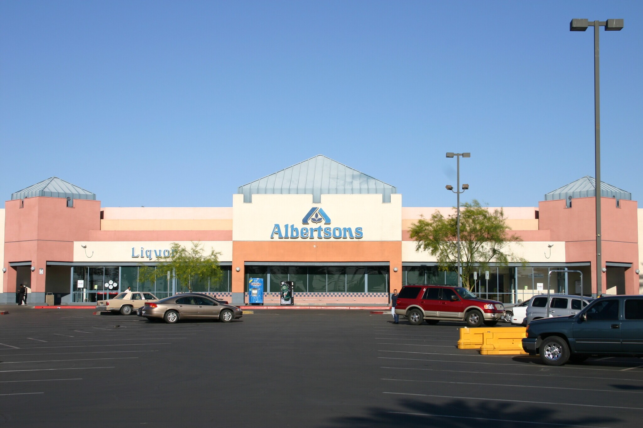 VEGAS VALLEY PLAZA portefeuille de 4 biens à vendre sur LoopNet.fr Photo principale– Image 1 sur 6