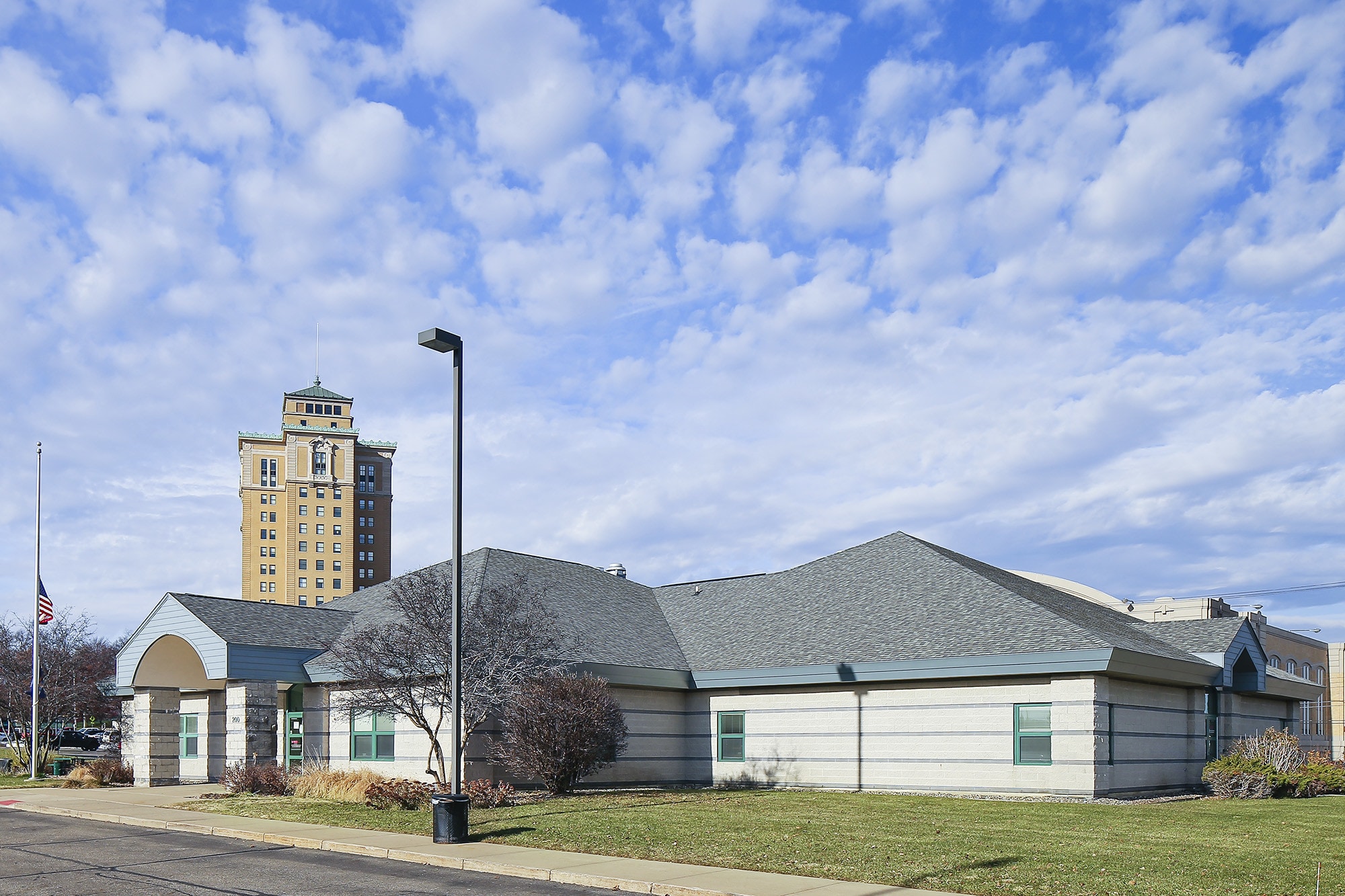 200 Van Buren St W, Battle Creek, MI à louer Photo de l’immeuble– Image 1 sur 7